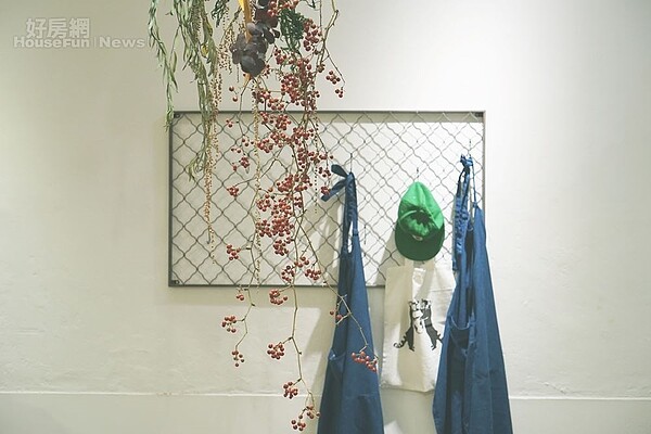 6. 自然風乾的花草吊飾使整家店活起來。