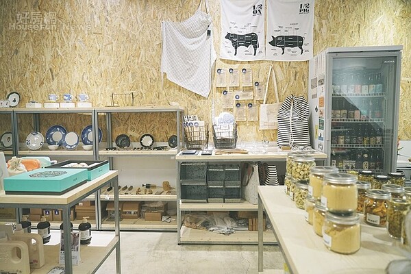 8. 多原木物材,鐵架也無上漆,原色呈現。