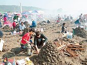 竹北颩燈會　逾六千人焢窯