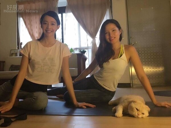 2.	Emma與凱渥名模王心恬在家中進行瑜珈教學。
