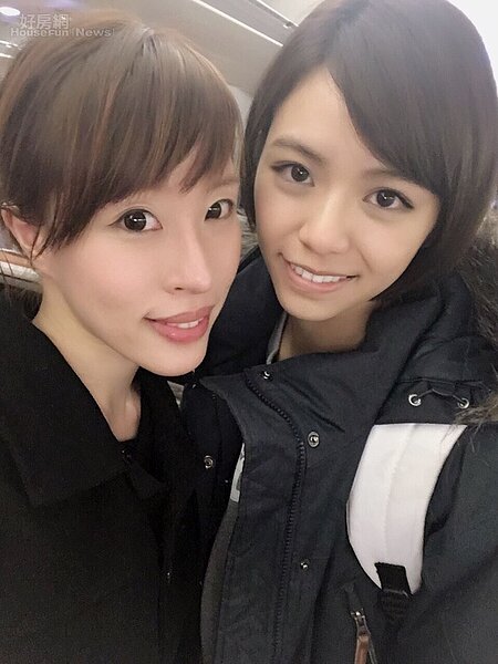 6.	妹妹沐恩是偶像劇演員，收工時與宋芸樺合影。
