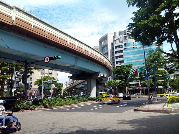 8.和平東路三段挾著捷運文湖線利多因素，順勢讓臥龍街延伸為「和平東路四段。」