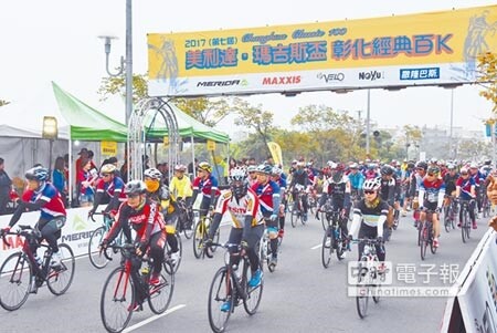 第七屆彰化經典百K單車自我挑戰賽活動昨天清晨登場，5000名車手將騎完115公里全程。（謝瓊雲攝）