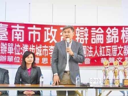 下屆台南市長選舉民進黨黨內初選煙硝味濃，李俊毅辭去中央黨部副祕書長職務，投入黨內初選，18日在台南舉辦第一屆市政盃辯論賽。（曹婷婷攝）