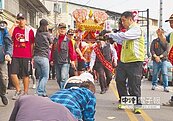 南瑤宮媽祖回鑾　掃街車護駕