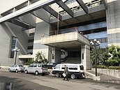 兒拿刀怒罵　老媽討回贈屋