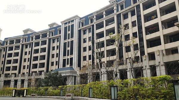 3. 樓高8層樓的「原石樸莊」共211戶，在新春街算是大型社區。
