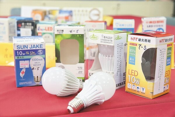 消基會針對市售21款LED燈泡進行隨機檢測，其中4件商品竟有可能造成觸電風險。 記者陳立凱／攝影