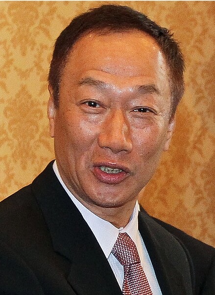 立委關切鴻海董事長郭台銘「二度進入白宮」的漣漪效應。（截自維基百科）