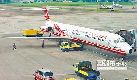 1架從高雄飛往澎湖馬公的遠東航空班機,日前驚傳機師酒測超標4倍多,差點「酒駕」事件。圖為遠東航空飛機。 (本報資料照片)