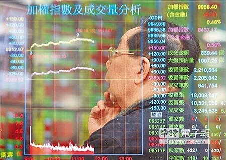 　氣勢如虹　　台股21日再向萬點挑戰，股王大立光及占權值最大的權值王台積電雙雙創下波段新高表態下，台股最高點達9976.61點，收盤指數9972點距萬點僅差28點，投資人在號子緊盯大盤走勢，掌握進出股市最佳時機。（陳怡誠攝） 