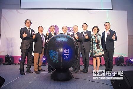 義?集團昨日舉辦「義享天地」北部招商記者會啟動儀式,邀請集團董事長林義守(中)和義享天地董事長吳林茂(右二)等相關主管參加。圖/義 集團