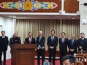 台股沒上萬點　公銀賣股害的？