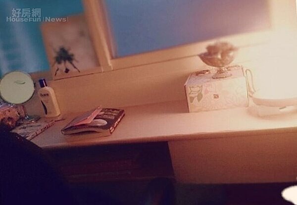 4.窗戶下有張長桌,平常林心羽都喜歡在這看書。