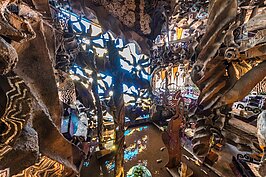 高約十多公尺的透光藝術牆，引入戶外光線照映在餐廳內水塘上，一大片是一件藝術作品，切割成小塊也是藝術作品。