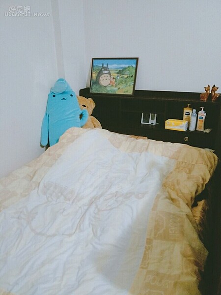 6.剛搬來時晨晨自己一個人睡，還曾遇過一些怪事。
