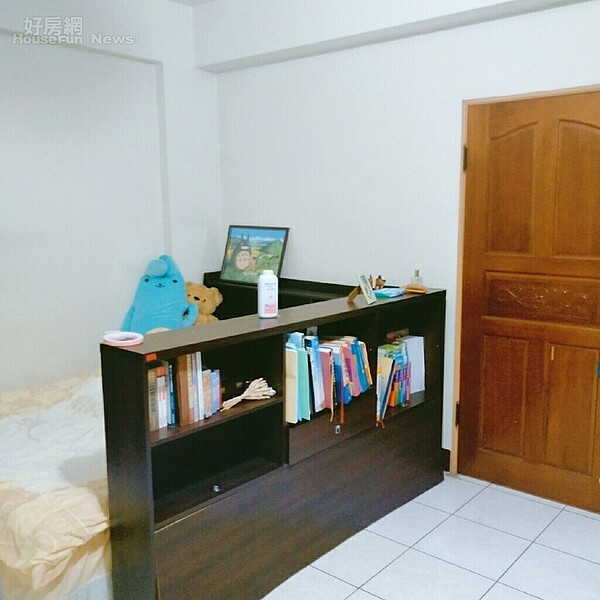 5.晨晨房間足足有20坪大，她用書櫃把床舖圍起來，有一種秘密基地的概念。
