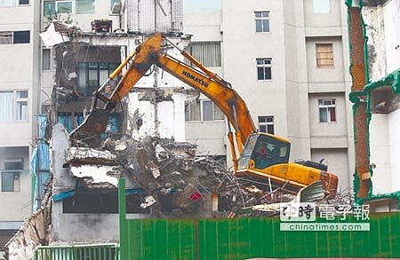 家沒了台北市長安西路都更案23日動工拆除(下圖,陳信翰攝),張姓不同意戶(左圖左,杜宜諳攝)與女友想上樓拿取女方叔叔的遺物時,遭警方攔阻,張姓不同意戶眼見房屋被拆除時,不禁紅了眼眶。