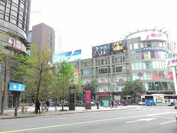 6.建國路與民權路口餐飲店與賣場林立,生活機能相當好。