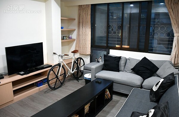 4.	阿飛當初因為結婚決定換到大一點的房子，剛搬進時無論傢俱或裝潢都保持新穎，這部份錢也就省下來了。
