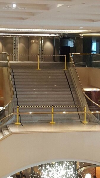 北市建管處24日上午派員到晶華酒店現場，晶華目前已在樓梯處拉設警示帶。(北市建管局提供)
