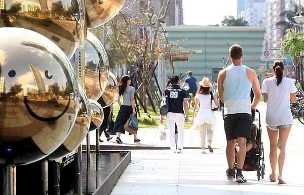 今天天氣濕冷,大台北地區一早就出現久違的陽光。不過明天冷氣團南下,將轉為濕冷天氣。 本報系資料照
