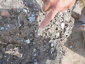 台南神祕古棺群　裸露在田裡