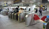 淡水線台北車站往轉運站　增設5座閘門通道