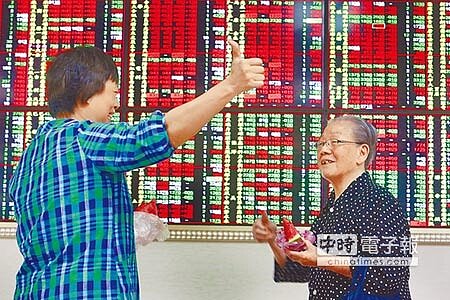上周台股算得上是風光的了。盤中見到10,018點，創了17年的新高，雖然周線收在9,986點，萬點再度得而復失，不過大盤還是演出第8次站上萬點的戲碼。（報系資料照片）