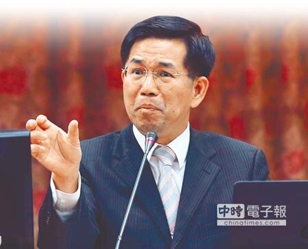 又見髮夾彎↑↓教育部長潘文忠表示，未具本職兼任教師不納入勞基法，改為修正聘任辦法。高教工會質疑教部為解聘兼任教師合法化。下圖為日前淡大學生發起連署，要求校方停止解聘兼任教師。（陳信翰攝、本報資料照片）