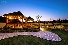 庭園採峇里島風格，夜景讓人放鬆；龍心悅專案蔡承憲表示，室內寬敞且方正的空間設計，加上戶外有好的庭園，這樣的環境讓來看屋的人都覺得十分放鬆。