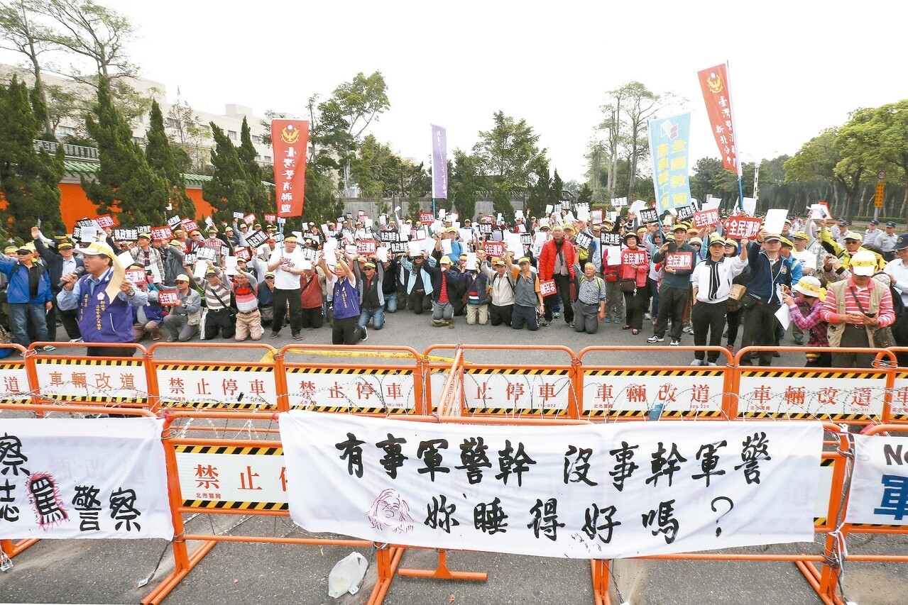 台灣警消聯盟等各界抗議團體上午前往大直忠烈祠春祭現場抗議，當總統車隊經過時抗議民眾紛紛「跪地」。 記者蘇健忠／攝影