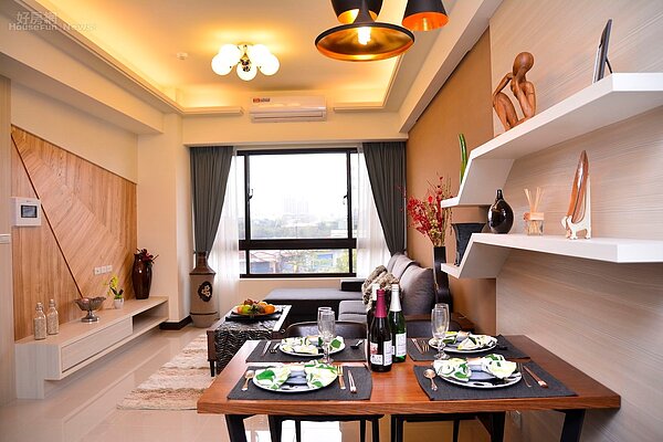 往市區外觀察,許多區域房價仍為一般民眾可負擔,雖大眾運輸較為不便利,但對於有車的人其實並非絕對,以桃園龍潭某建案為例,位處稻田之間,市區車程三分鐘,住在此地很有度假的感覺。(好房網News記者 陳韋帆/桃園報導)