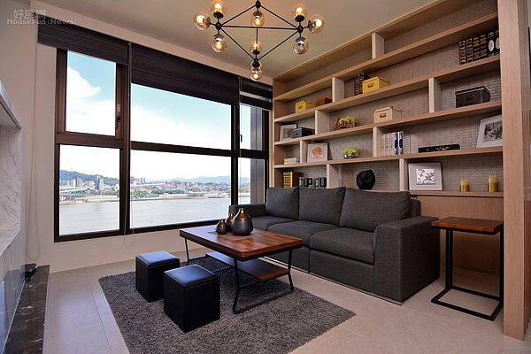 小宅當道因總價低負擔輕,但小宅兼具景觀、交通、市區、學區功能,就更加完美;三重有一個近國道一號,到北市大同區只要過個橋,又鄰近三重學區,同時擁有河堤大景觀的小宅出現,整個景觀漂亮到讓你不要不要的。(好房網News記者 陳韋帆/台北報導)