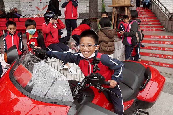 博屋瑪學童體驗重機活動。(圖/有巢氏房屋)