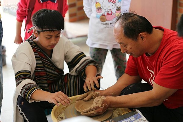 博屋瑪國小學童體驗手拉坏工藝。(圖/有巢氏房屋)