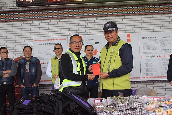 有巢氏房屋中區經管會會長吳進發(右)代表贈送獎助金、書包、文具給博屋瑪國小學童,由校長比令亞布(左)代表受贈。(圖/有巢氏房屋)