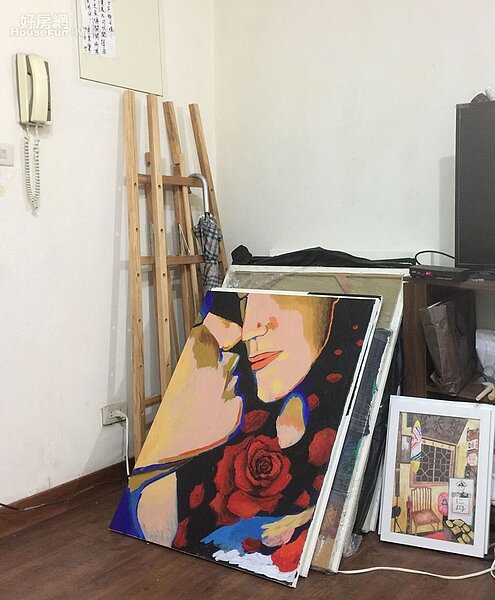 5. 客廳角落擺放不少個人畫作。