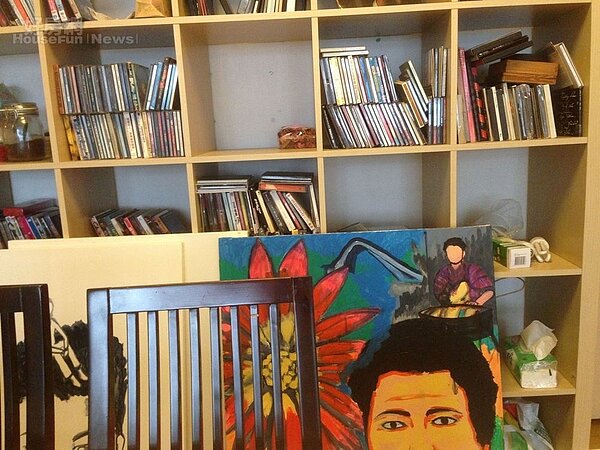 7. 房間裡有許多音樂CD收藏。