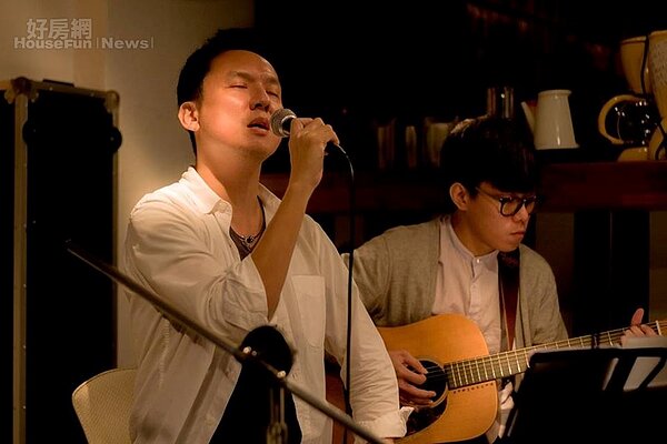 2. 詩人歌手黃安祖演唱時十分投入。