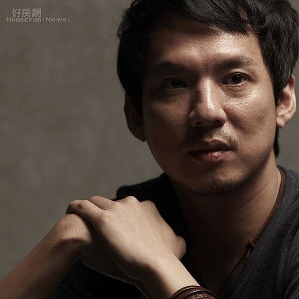 1. 黃安祖悠游於詩歌、音樂、繪畫各藝術領域。