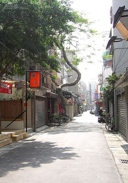 3. 師大附近以舊公寓居多,到了晚上則是美食天堂。