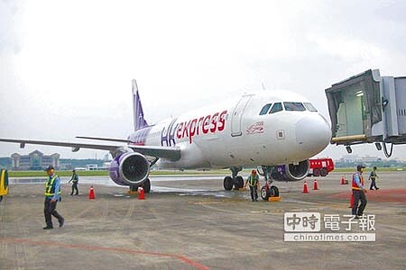 
　觀光業新希望　　↑→港花直航班機由廉價航空香港快運營運，班班載客率皆逾9成，為花蓮觀光業注入新希望。（許家寧攝）
 