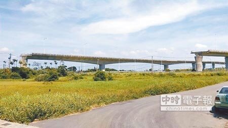國2甲線因為工程延宕,遭諷為天空斷橋,當地市議員游吾和、徐其萬等人要求要盡速完工。(甘嘉雯攝)