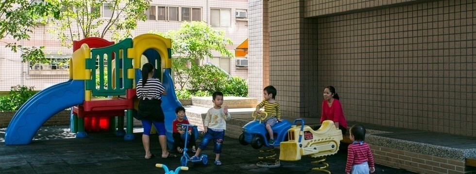 賴揆提出「育人」政策,就是要解決少子化的重大危機,最終目標是要將台灣的生育率從當前的1.17人(育齡女性平均只生1.17人),2030年提高至1.4人,總人口數不低於2,000萬人。