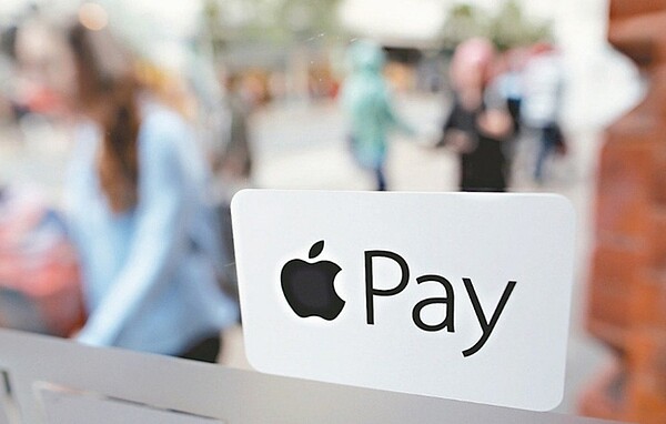 若買高鐵電子票,在進出站,刷條碼時可能會跟Apple Pay的程式相互牴觸,最糟的情況是,怎麼刷都刷不過。 圖/本報資料照片