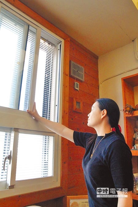 雙層窗，雙層牆、雙層窗是解決嚴重西曬牆面的節能方法。（陳淑芬攝）