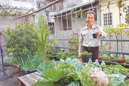 理想的家 　環保達人謝孟霖打造環保節能屋，利用集雨塔，澆灌陽台有機蔬菜花園。（吳敏菁攝）
