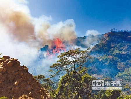 桃園虎頭山火燒山延燒逾2萬平方公尺，讓打火弟兄疲於奔命。（蔡依珍攝）