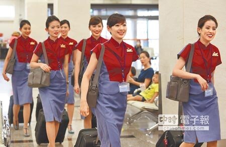 
　勞資共同體　　《航空器飛航作業管理規則》修正案加上一例一休等衝擊，預估未來15年，華航與長榮2家航空公司要再虧800億元。圖為華航空服員準備出勤。（本報資料照片）
 